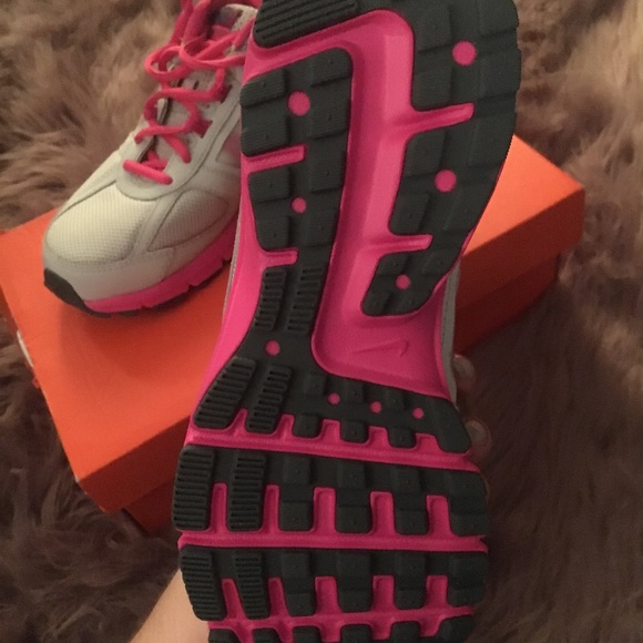 Woman’s Nike running shoes - Picture 4 of 5